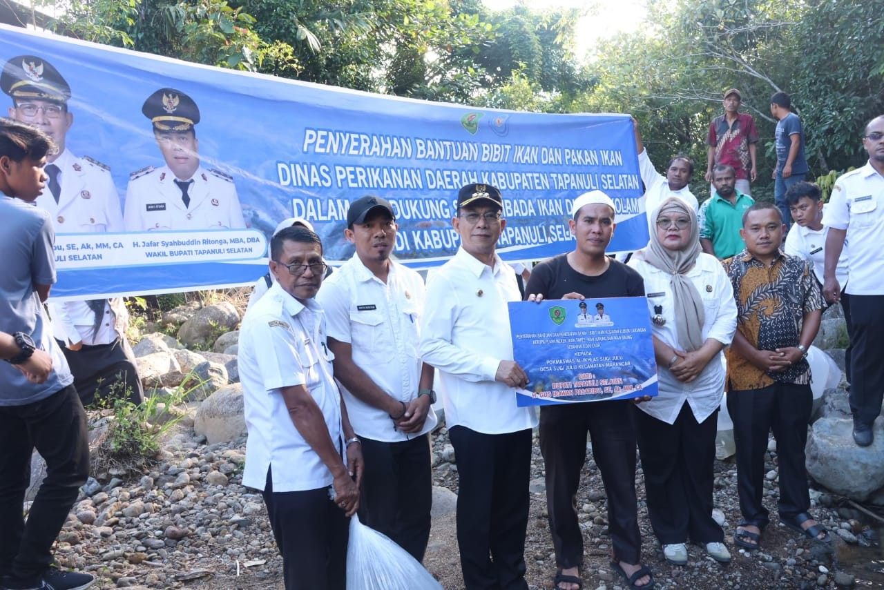 Penyerahan bantuan bibit ikan untuk Pokdakan.