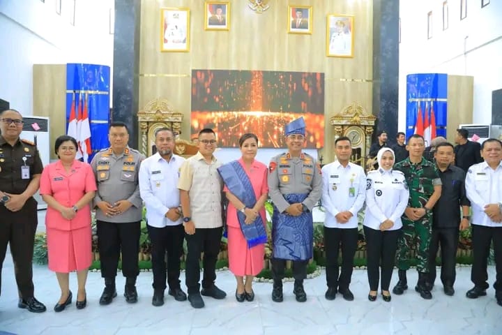 Kapolda Sumut Irjen Pol Whisnu Hermawan Februanto, Ketua PD Bhayangkari Sumut Ny. Mona Whisnu Hermawan bersama Wabup Labura Samsul Tanjung dan rombongan.