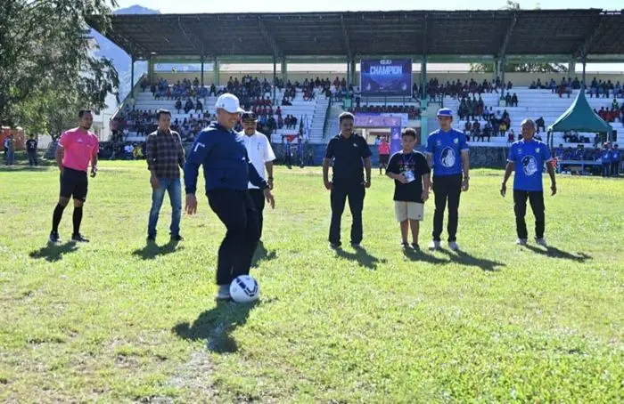 abup Tapteng, Mahmud Efendi melakukan tendangan pertama sebagai tanda dimulainya Turnamen Sepak Bola Piala Soeratin U-13 dan U-15 tingkat Kabupaten Tapteng.
