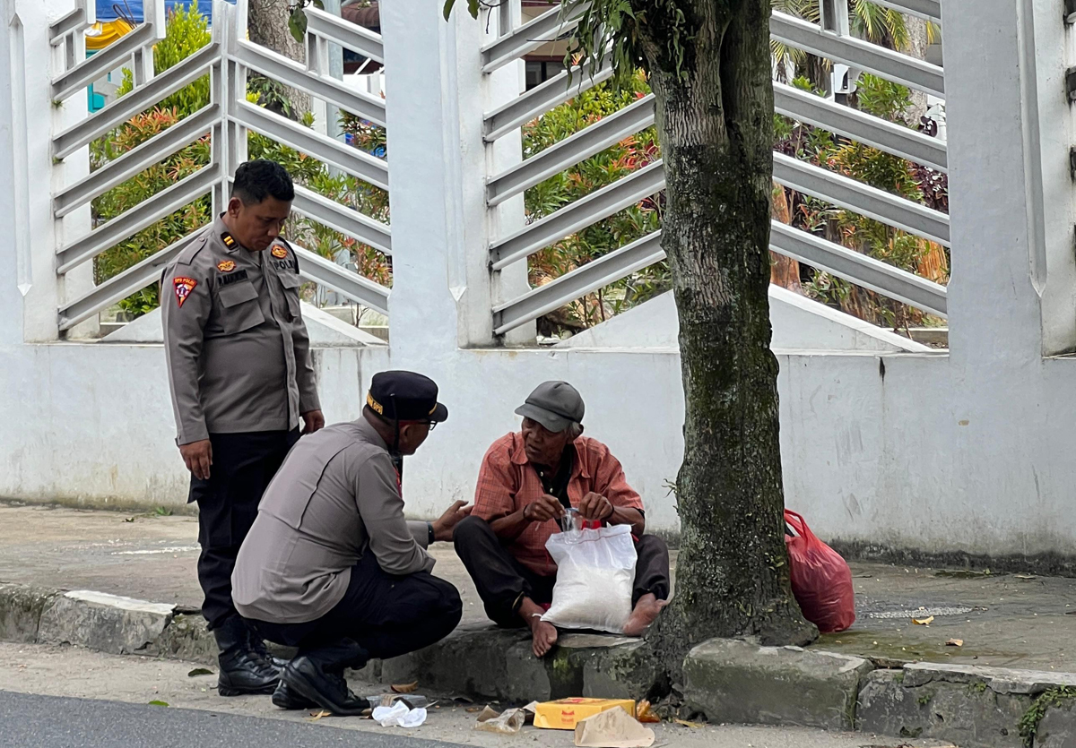 Polres Pematangsiantar membagikan bantuan kepada Masyarakat.