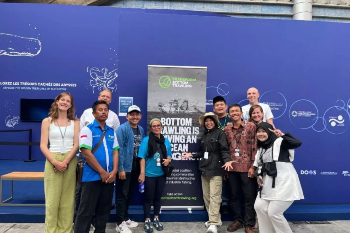 Ketua KNTI Labura Syahril Perangin-angin (kedua kiri) dan rekannya foto bersama di sela kegiatan UNOC yang dilaksanakan di Nice Perancis mulai 9-13 Juni 2025.