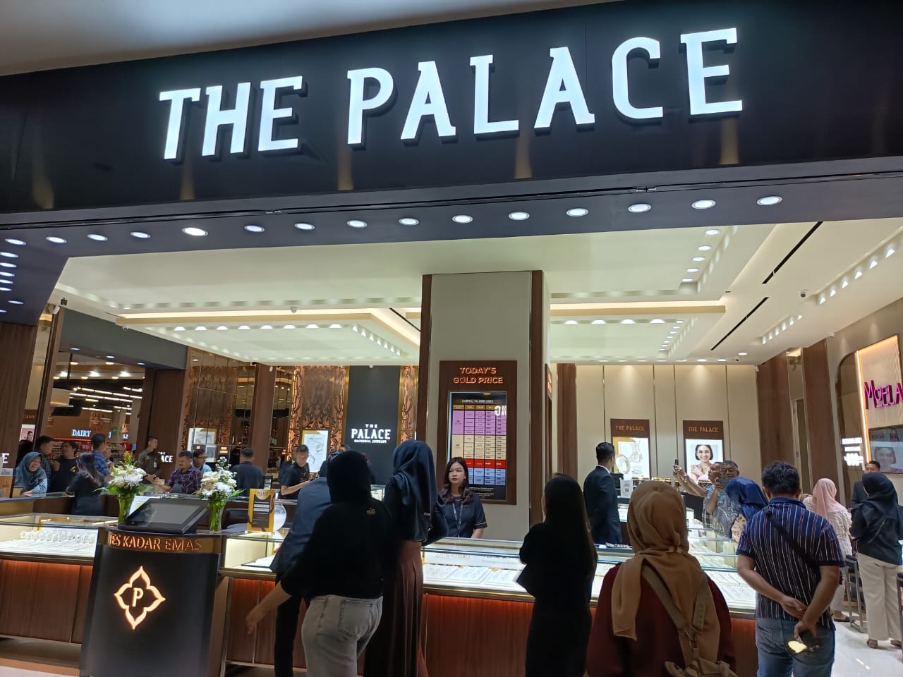 nPeresmian gerai The Palace di Suzuya Merdeka Mal Pematangsiantar.