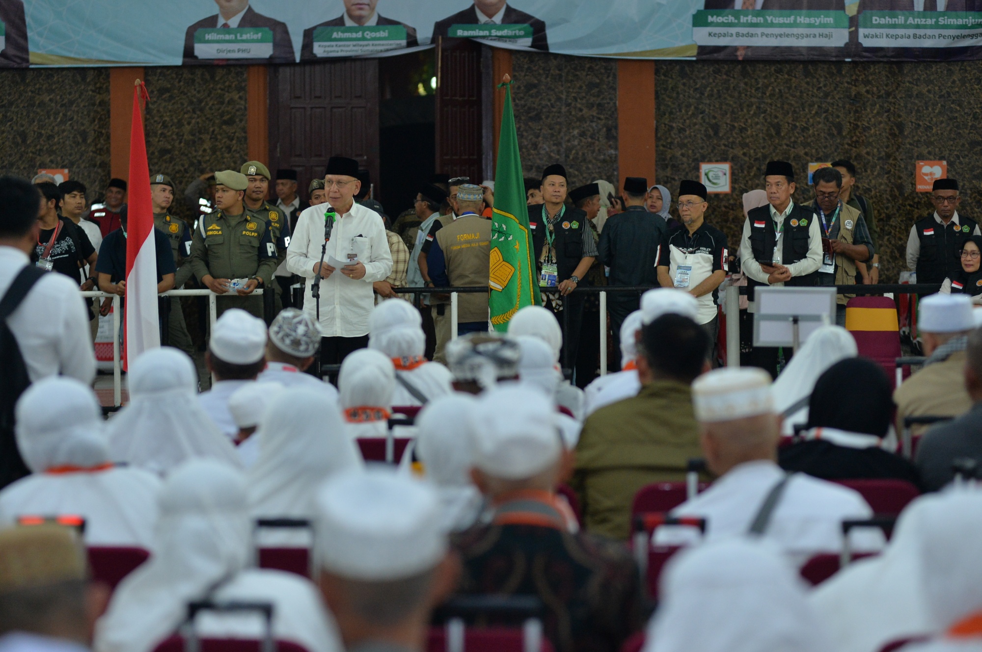 Pj. Sekretaris Daerah Provinsi Sumatera Utara (Sumut) Effendy Pohan menyambut kedatangan Jemaah Haji Kelompok Terbang (Kloter) 01 Debarkasi Medan Tahun 1446 H/2025 M yang berasal dari Kota Psp.
