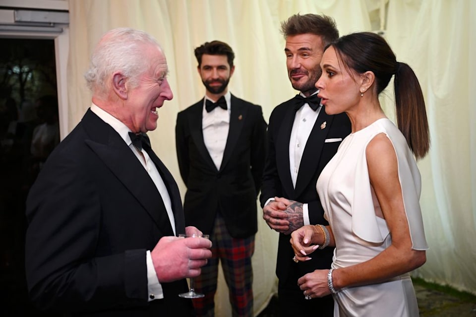 Raja Charles bersama David dan Victoria Beckham.