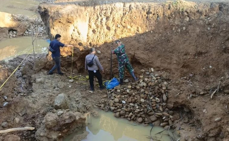 Pihak Polsek Lingga Bayu saat melakukan olah TKP di lokasi tambang illegal tempat korban tertimbun longsor.