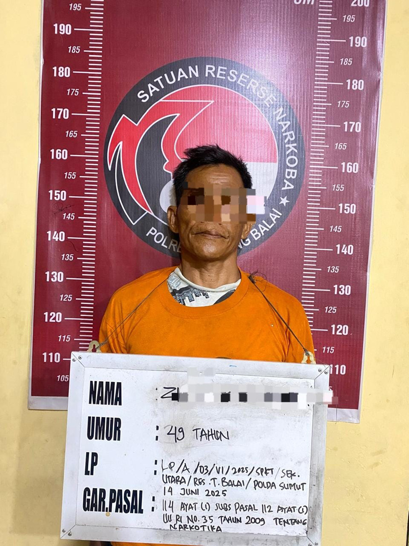 Tersangka dan barang bukti.