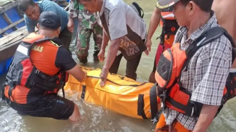 Evakuasi korban dari sungai Asahan.