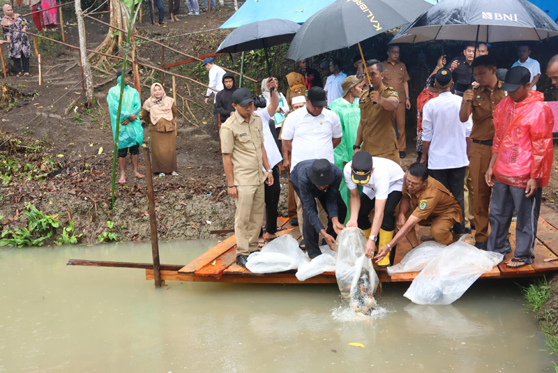 Bupati Tapsel H.Gus Irawan Pasaribu serahkan bantuan bibit dan pakan ikan dalam program 1.000 Kolam kepada kelompok pembudidaya di Desa Lancat Julu, Kec.Arse, Tapsel.