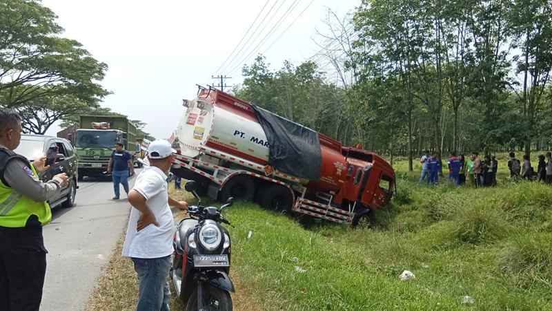 Kecelakaan lalulintas di Jalan Lintas Sumatera (Jalinsum) Medan&ndash;Rantau Prapat, tepatnya di Km 167-168, Dusun V, Desa Sei Dadap.