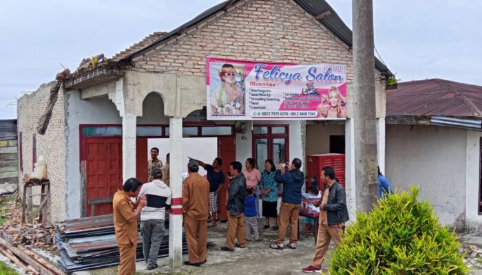 Pemkab Humbahas melalui OPD terkait meninjau dan menyalurkan bantuan atas peristiwa angin puting beliung di Desa Hutagurgur.