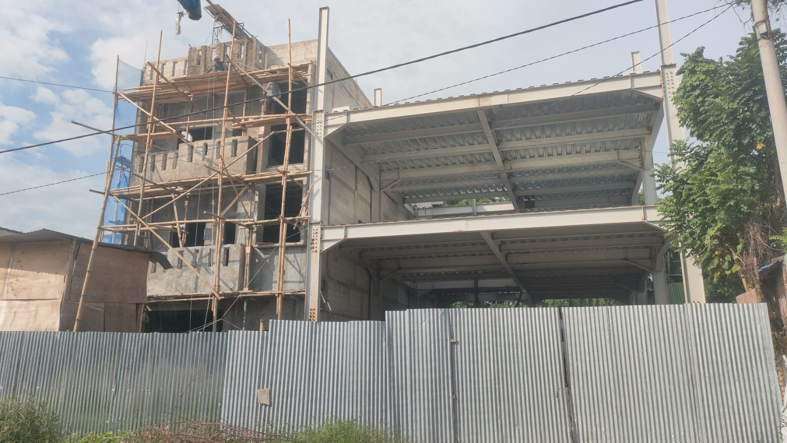 Bangunan diduga kuat tanpa izin PBG di Jalan Tapian Nauli, Teladan Barat, Kec. Medan Kota masih berlanjut pembangunannya hingga saat ini.