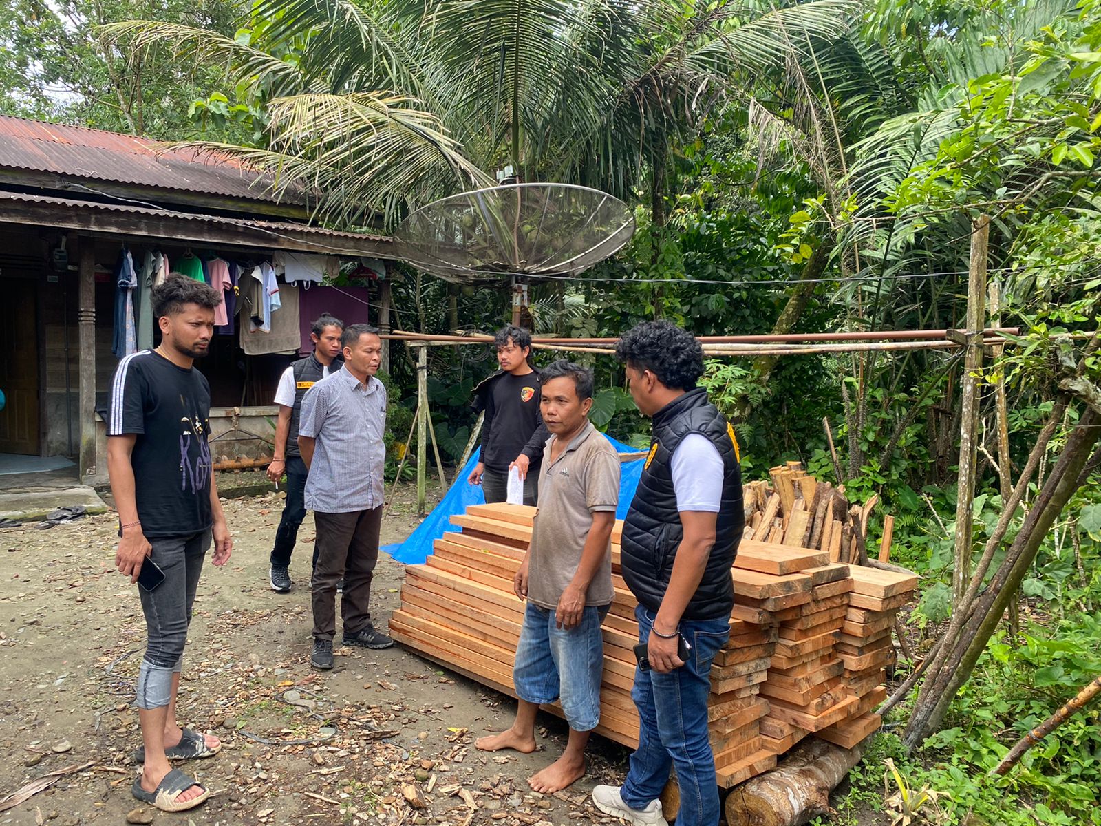 Satreskrim Tipidter Saat Dilokasi Penangkapan Pelaku Penebangan Kayu di kampung Panibal-Nibalan, Desa Ambobi Paranginan, Kecamatan Pakkat," Jumat (9/6) lalu.