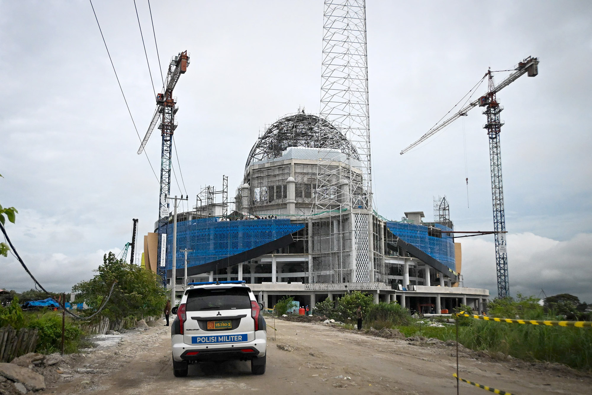 Kondisi bangunan Medan Islamic Centre masih terlihat mangkrak dan tak kunjung selesai pembangunannya hingga sekarang.