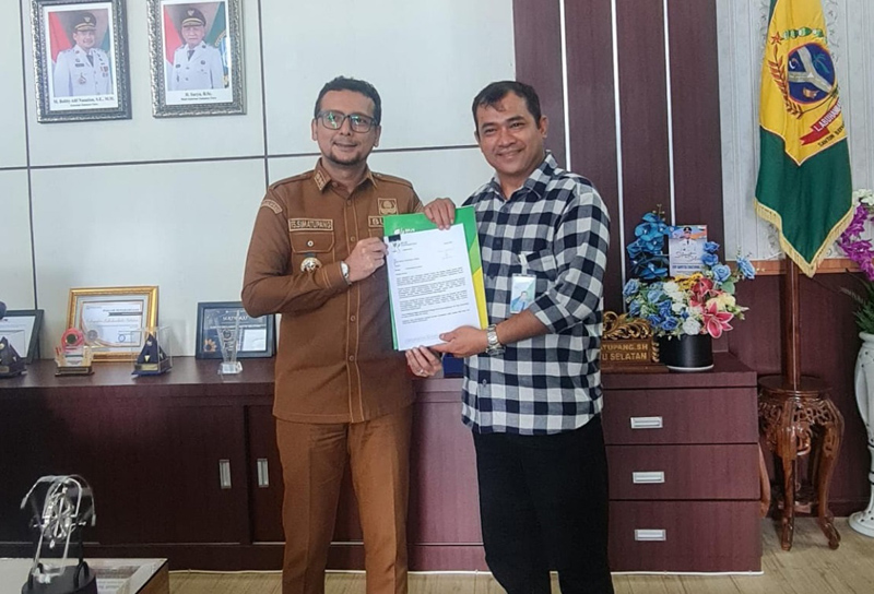 Bupati Labuhanbatu Selatan, Fery Sahputra Simatupang&nbsp; danKepala Kantor BPJS Ketenagakerjaan Labuhanbatu Selatan Pinang, Wahyudi.