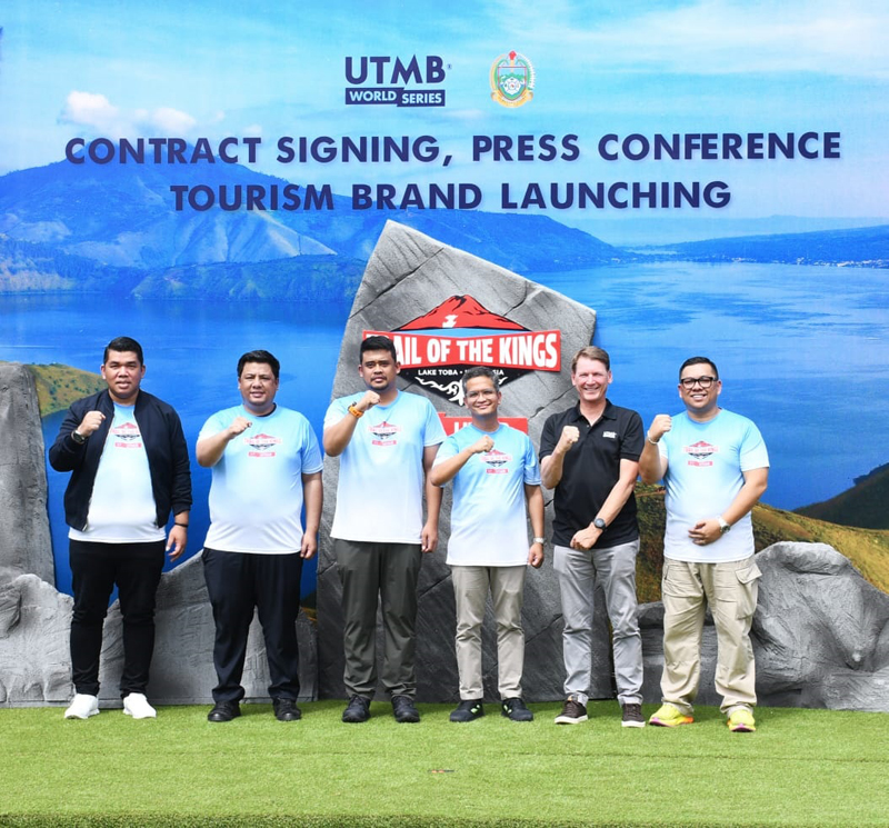 Gubernur Sumut Muhammad Bobby Afif Nasution, Bupati Samosir Vandiko T Gultom serta Pelaksana Asia World Triathlon Corporation.
