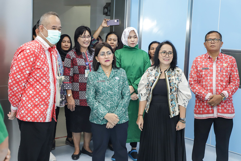 Ketua TP PKK Kota Pematangsiantar Ny Liswati Wesly Silalahi meninjau pelayanan KB Medis Operasi Wanita di RSUD dr Djasamen Saragih.