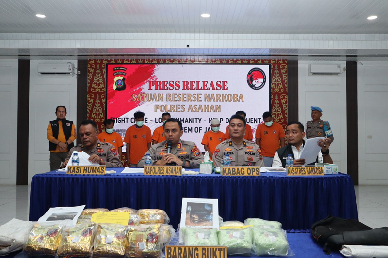 Kapolres Asahan AKBP Afdhal didampingi Kabag Ops Kompol Sastrawan Tarigan, Kasat Narkoba AKP Mulyoto, Kasi Humas IPTU P Sitorus, dalam press relies di Aula Wira Satya Polres Asahan.