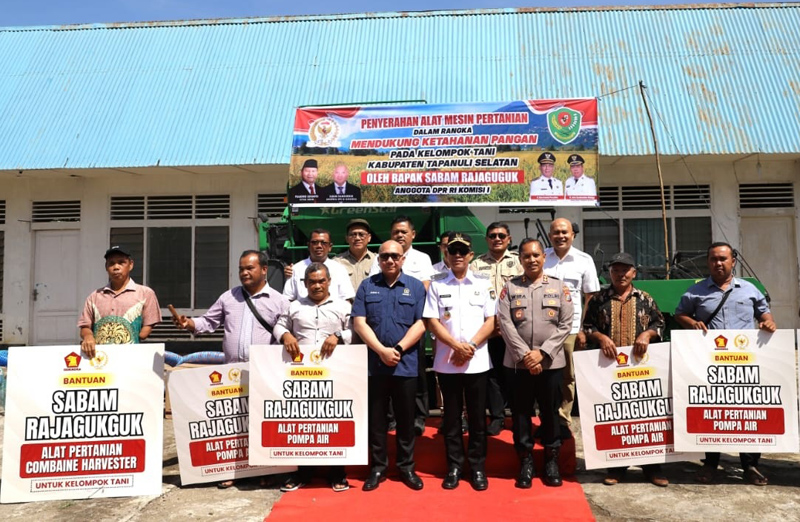 Anggota Komisi I DPR RI Sabam Rajagukguk di dampingi Bupati Tapsel, H.Gus Irawan Pasaribu serahkan sejumlah bantuan alat mesin pertanian (alsintan) kepada masyarakat Tapsel.