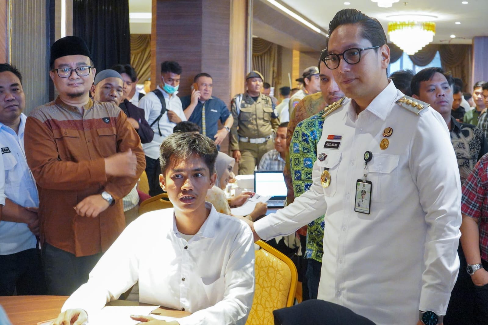 Wali Kota Medan, Rico Tri Putra Bayu Waas, meninjau pelaksanaan Job Fair 2025 di Hall Universitas Prima Indonesia, Rabu (18/6). Sebanyak 56 perusahaan membuka 2.149 lowongan kerja.