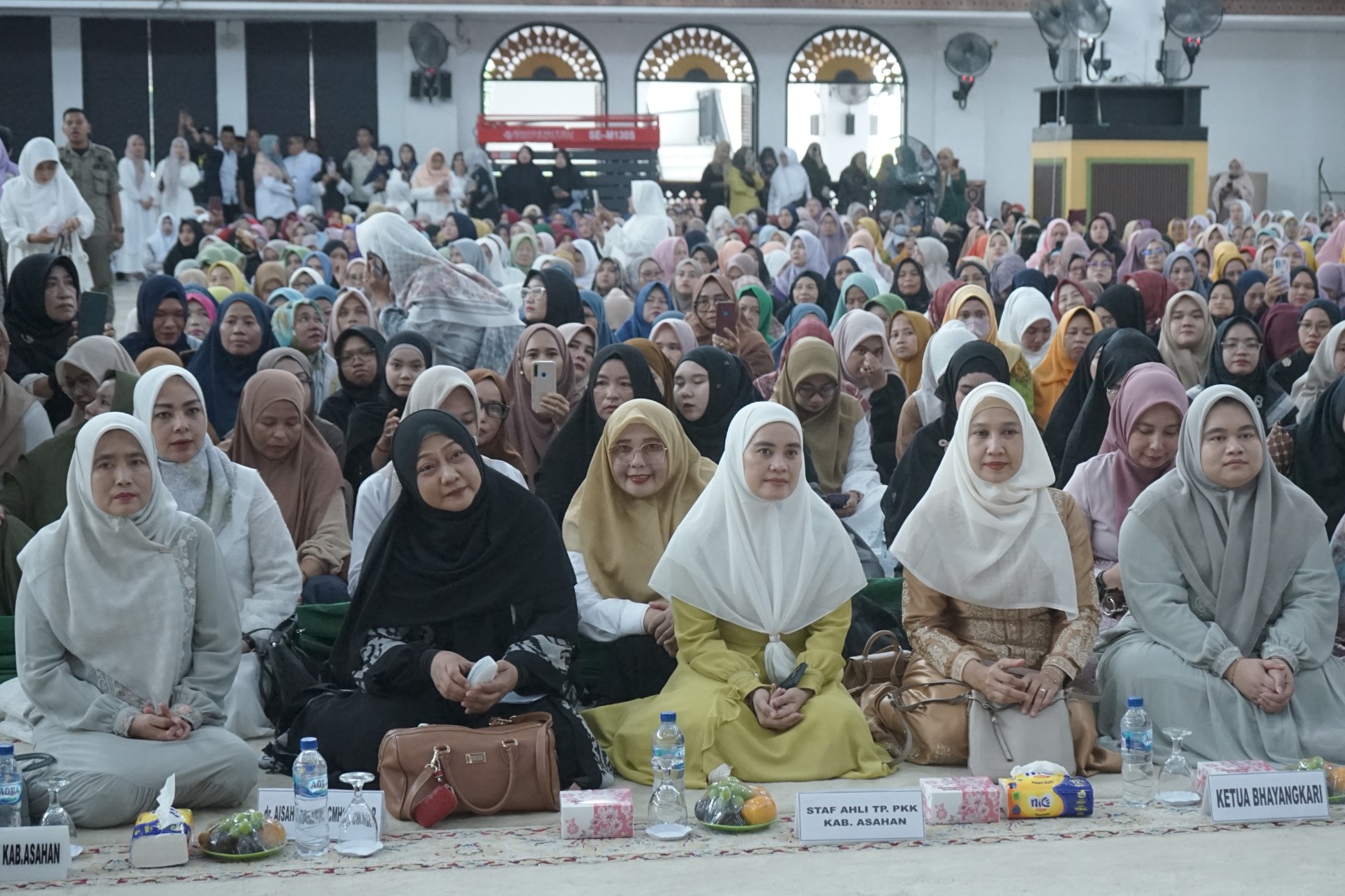 Pemerintah Kabupaten (Pemkab) Asahan menggelar pengajian akbar di Masjid Agung H. Achmad Bakrie Kisaran, Rabu (18/6).