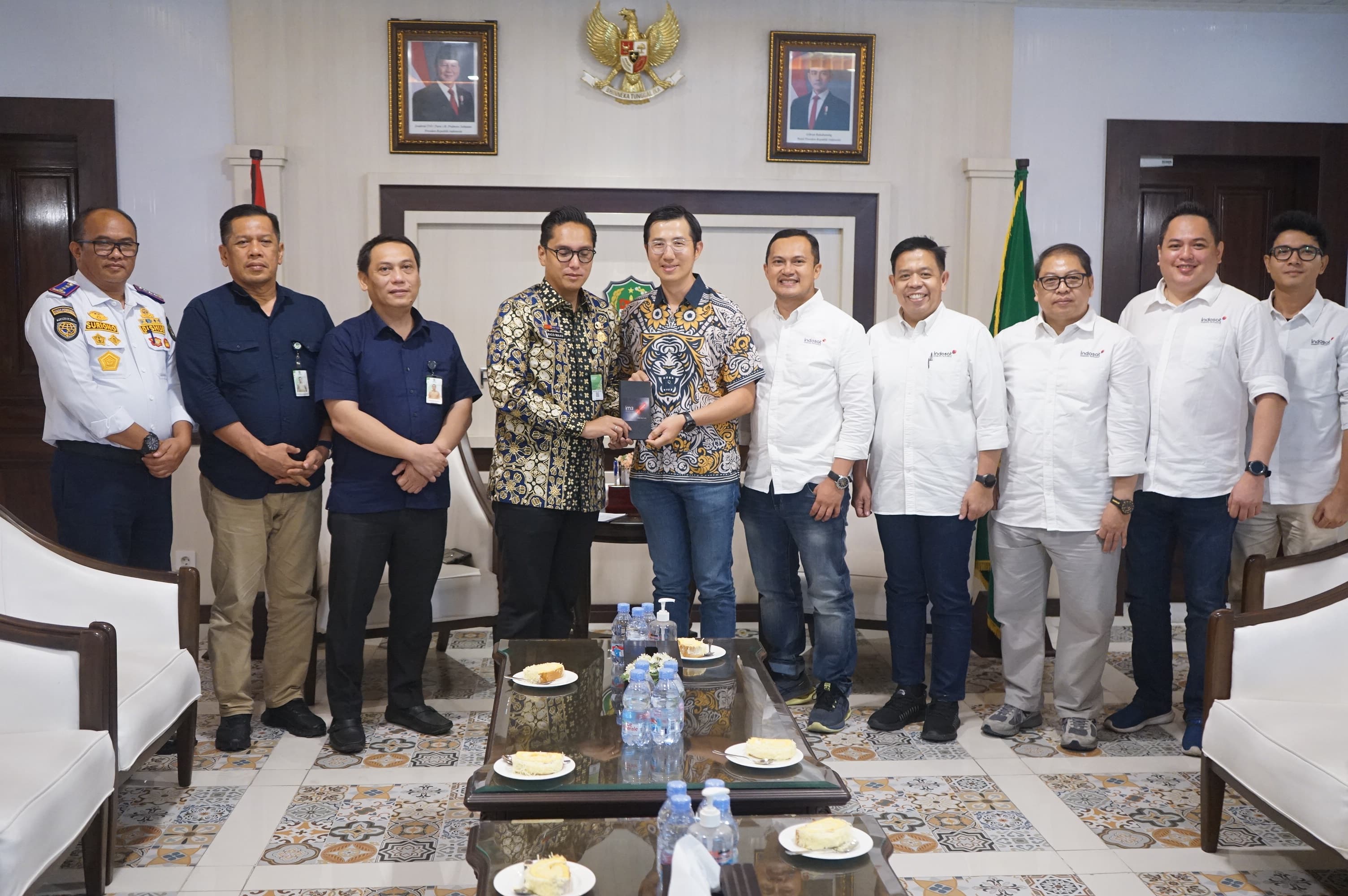 Wali Kota Medan, Rico Tri Putra Bayu Waas, menerima audiensi dari EVP Head of Circle Sumatera Indosat, Agus Sulistio, membahas rencana pemasangan WiFi gratis di armada Bus Listrik Medan, Kamis (19/6).