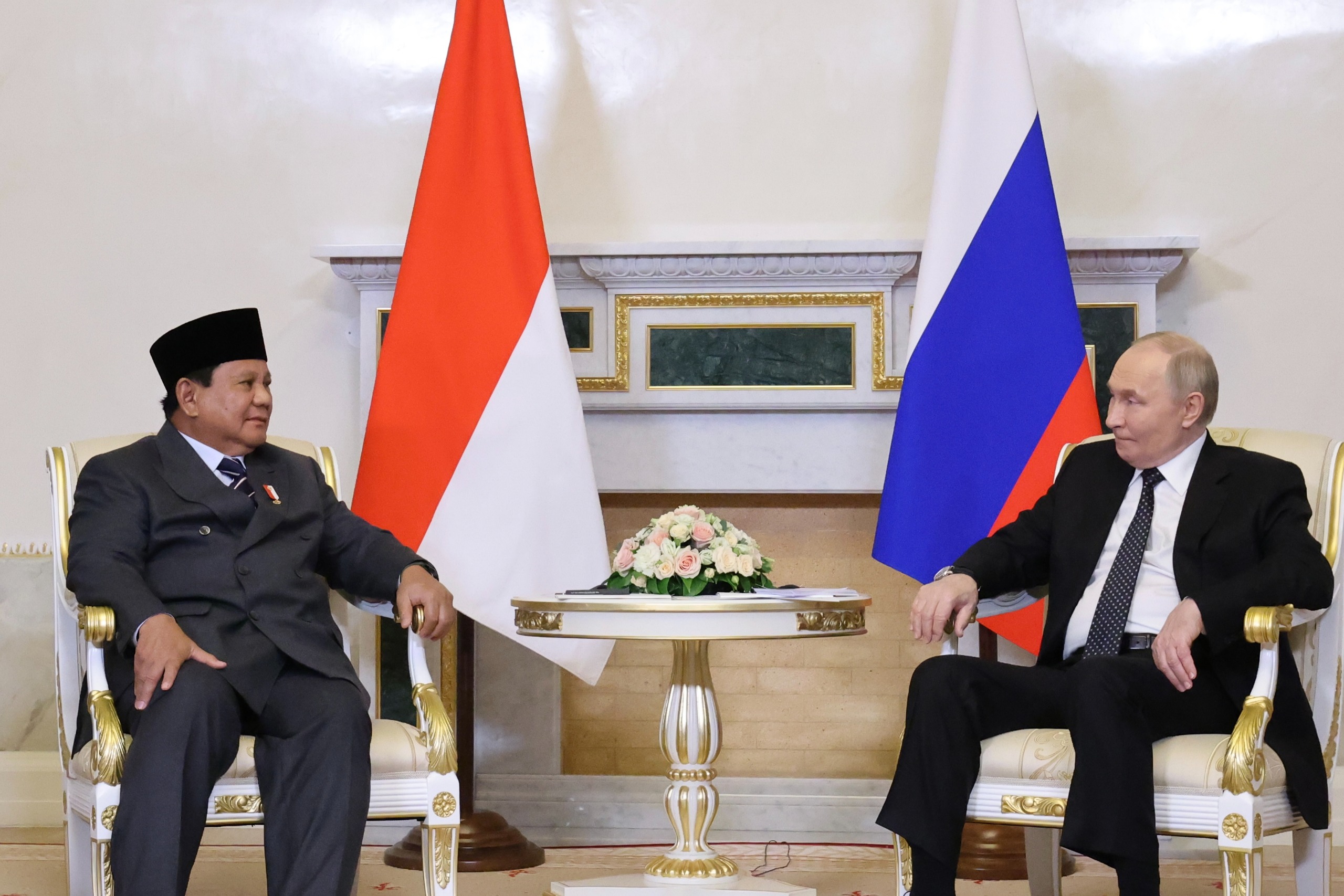 Presiden Indonesia Prabowo Subianto dan Presiden Rusia Vladimir Putin duduk bersama dalam pembicaraan bilateral.