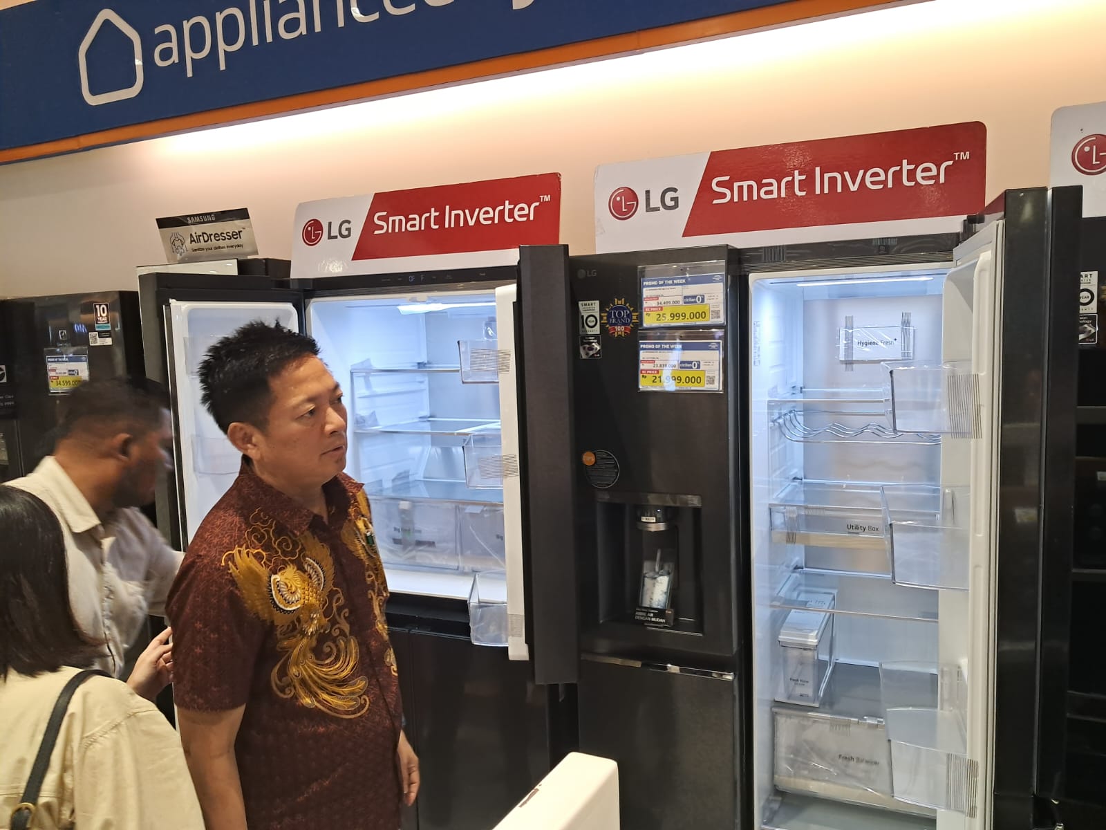 Tito, Branch Manager LG Electronics Indonesia area Medan, memperkenalkan dua kulkas premium LG, di Center Point Medan.