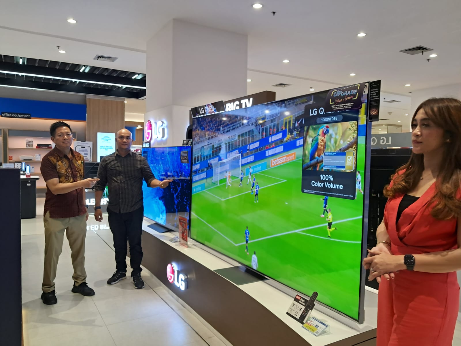 Tito, Branch Manager LG Electronics Indonesia area Medan (kiri) memamerkan TV 100 Inch LG, yang dilengkapi teknologi AI.