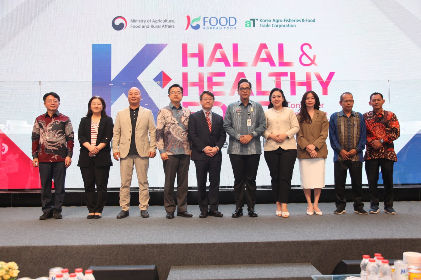 Wakil Dubes Korea, Soo Deok Park (jas hitam) bersama Wali Kota Medan Rico Waas (lima dr kanan) saat membuka K-Halal & Healthy Food Consumer Experience Event 2025 di Sun Plaza Medan, Jumat (20/6/2025).