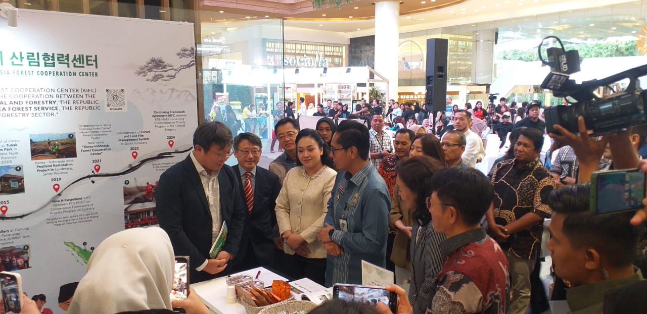 Wali Kota Medan Rico Waas bersama Wakil Dubes Korea Soo Deok Park mengunjungi booth di acara K-Halal & Healthy Food Consumer Experience Event 2025 di Sun Plaza Medan, Jumat (20/6/2025).