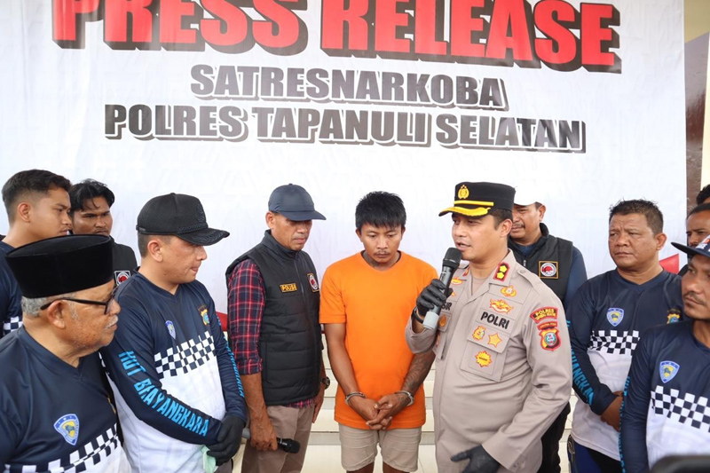 Kapolres Tapsel AKBP Yasir Ahmadi bersama PJU dihadiri Forkopimda saat konfrensi pers pengungkapan kasus narkoba jenis sabu 3 Kg dilaksanakan di Mapolsek Padang bolak.