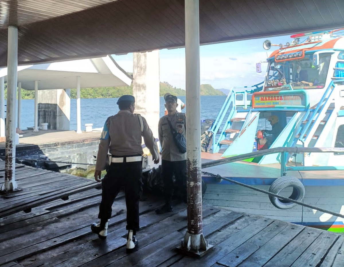 Pengamanan penyeberangan dari Pelabuhan Tigaras menuju Pulau Samosir.