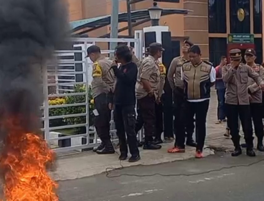 Suasana di Kantor Kejari Padangsidimpuan saat unjukrasa pemuda dan mahasiswa.