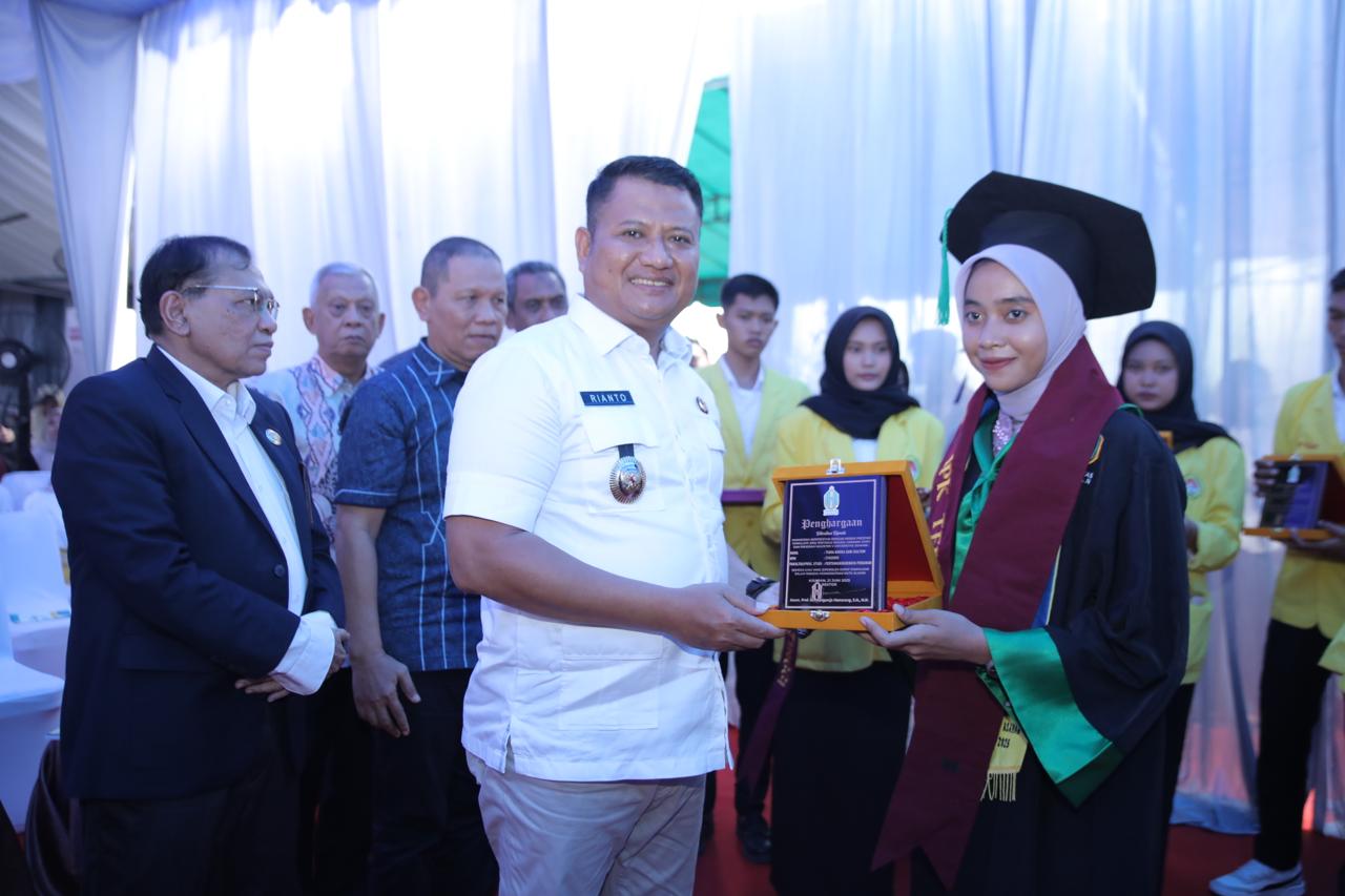Foto: Wakil Bupati Asahan Rianto saat menghadiri acara wisuda sarjana ke XXXIV dan pasca sarjana ke V Universitas Asahan.