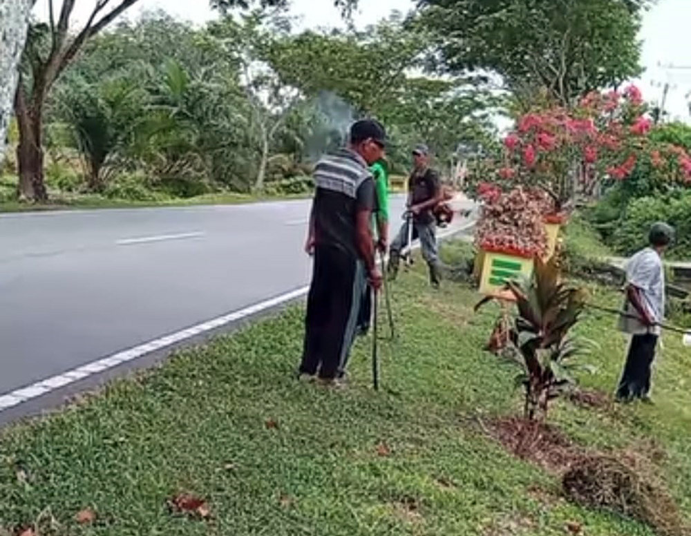 Warga dan Pemerintah Desa Bantan Tua, menggelar gotong royong massal bertajuk Bersih Desa Se-Kecamatan Bantan (BEDA SEKATAN), Jumat (28/6/2025).