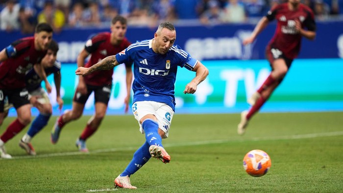 Santi Cazorla membawa Real Oviedo kembali ke LaLiga.