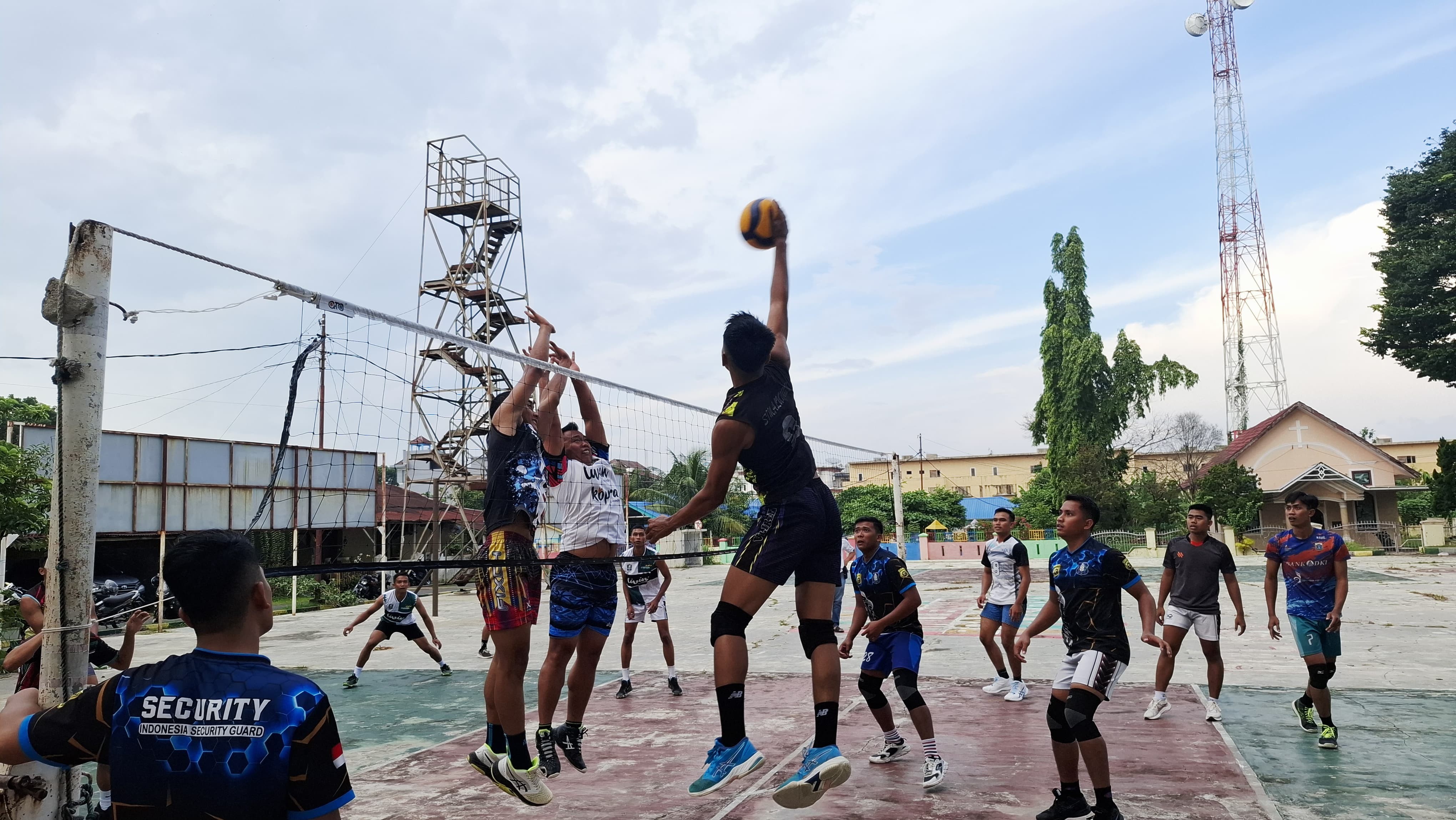 Pertandingan persahabatan bola voli antar satpam.