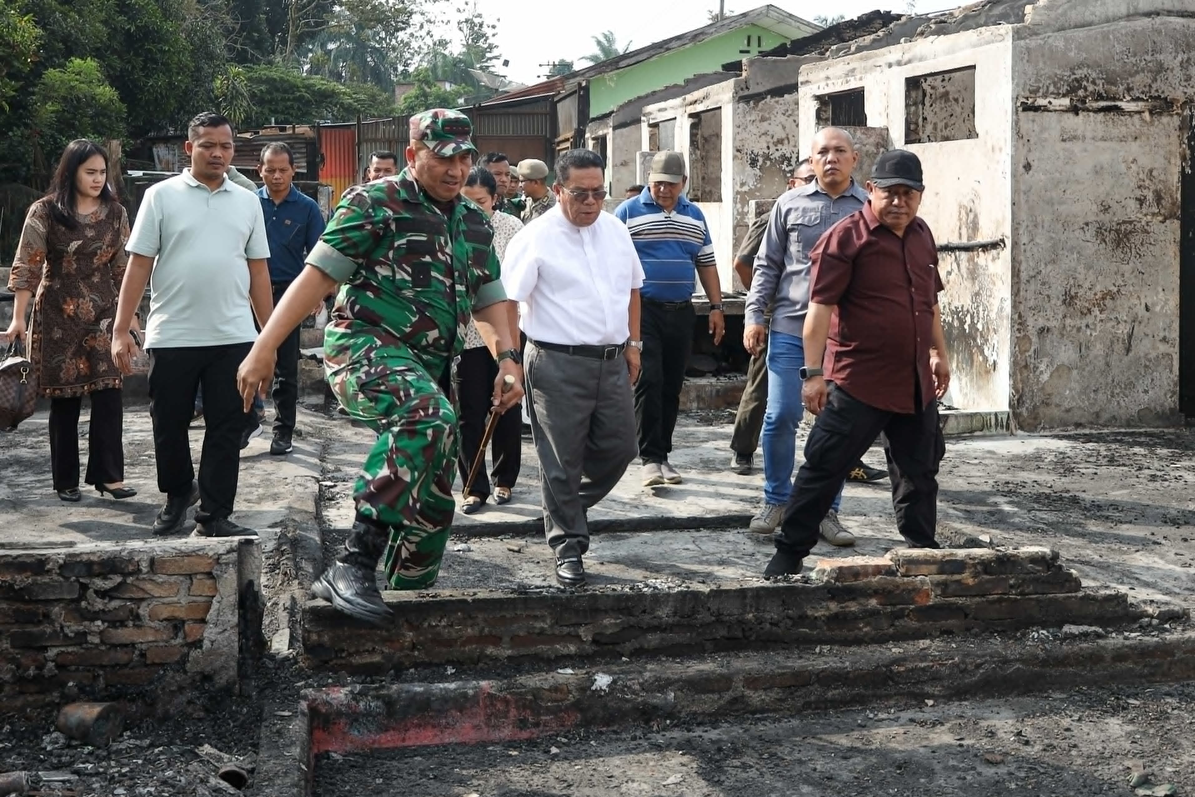Wali Kota Pematangsiantar Wesly Silalahi meninjau lokasi kebakaran di Perumahan Rindam I/BB.