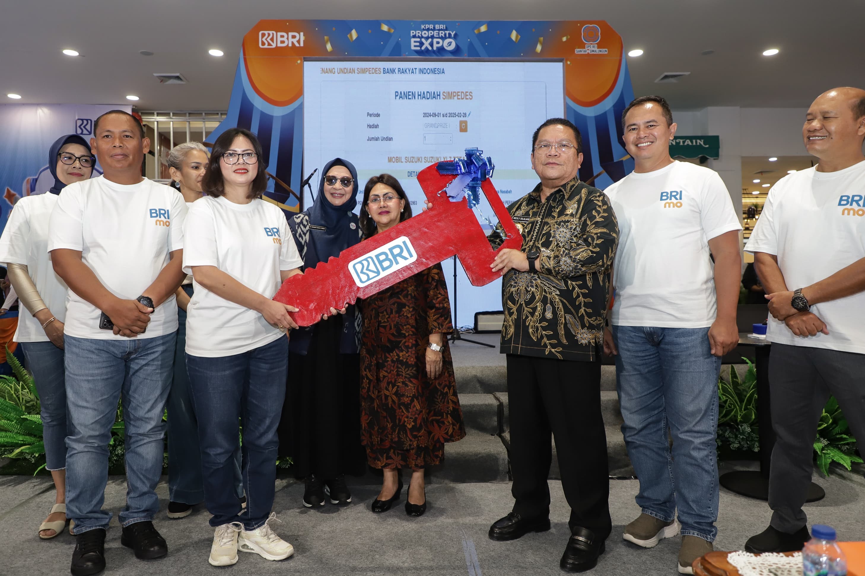 Penyerahan hadiah mobil Panen Hadiah Simpedes Periode II/2024, di Suzuya Merdeka Mal, Jalan Merdeka Kelurahan Pardomuan Kecamatan Siantar Timur, Sabtu (21/6)  malam.