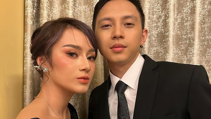 Dara The Virgin bersama pacar.