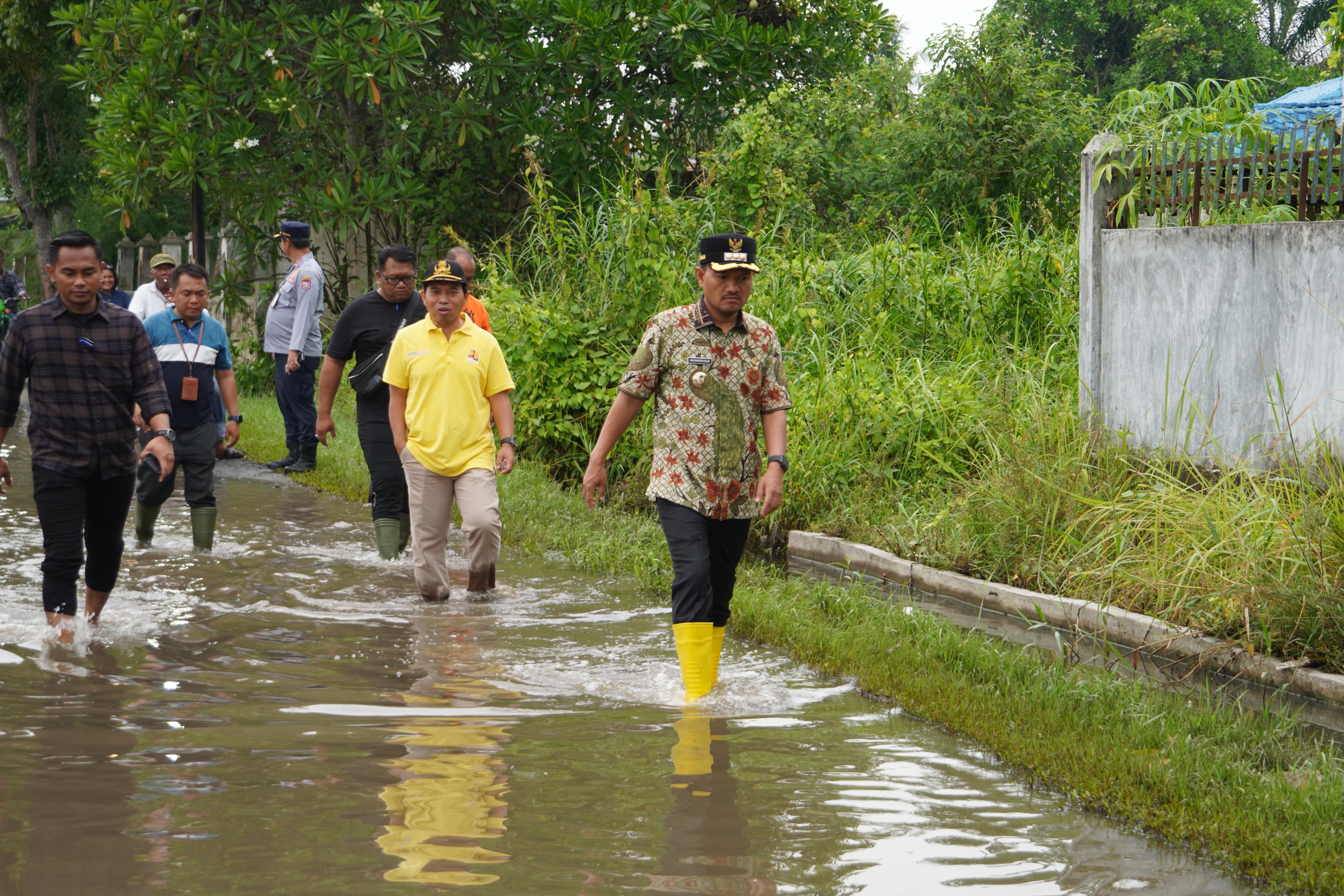 Wali Kota Tanjungbalai Mahyaruddin Salim saat meninjau kawasan yang sedang banjir.