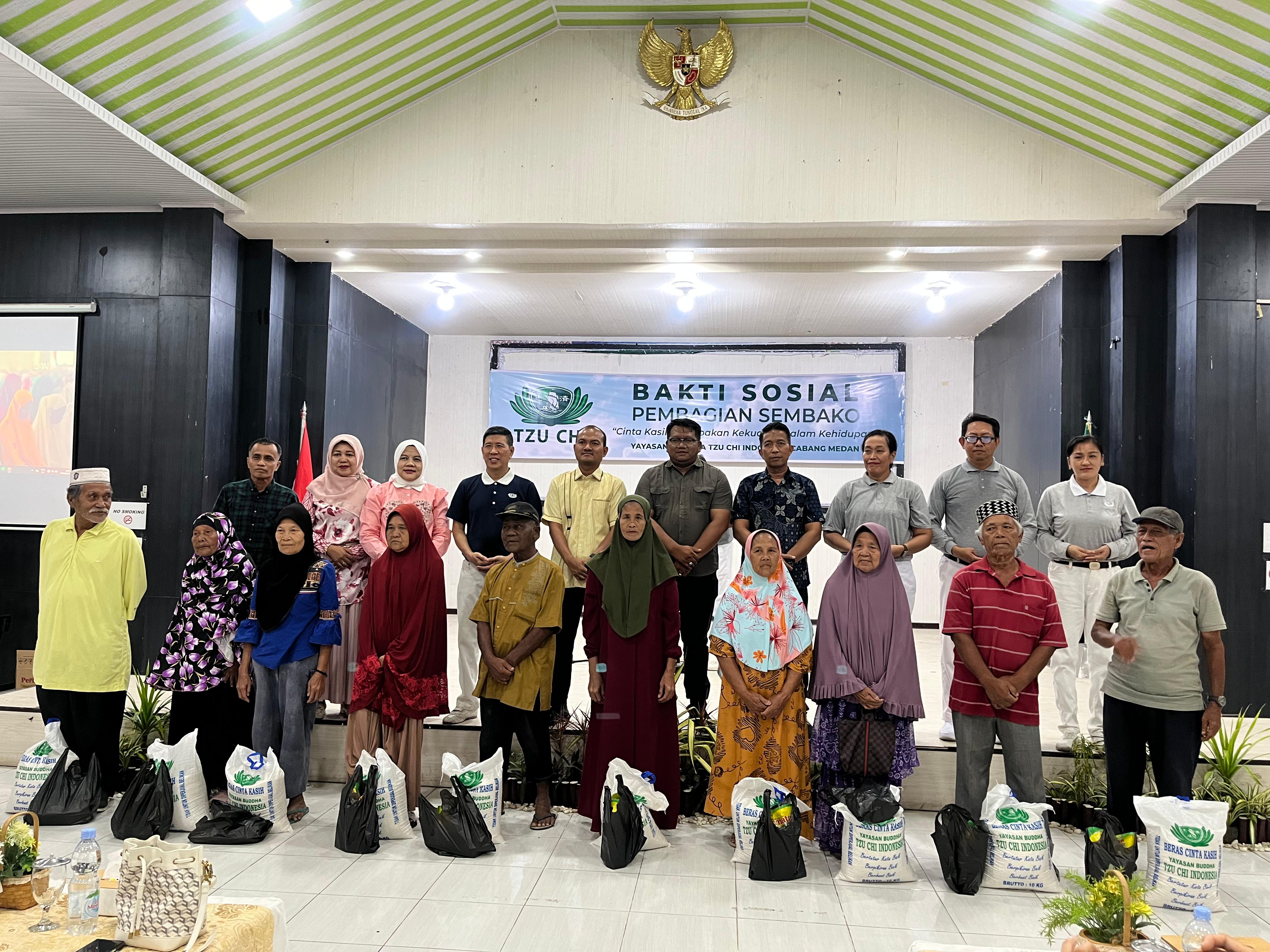 Yayasan Buddha Tzu Chi dan Wali Kota Tanjungbalai,Mahyaruddin Salim bersama warga yang menerima bantuan sembako.