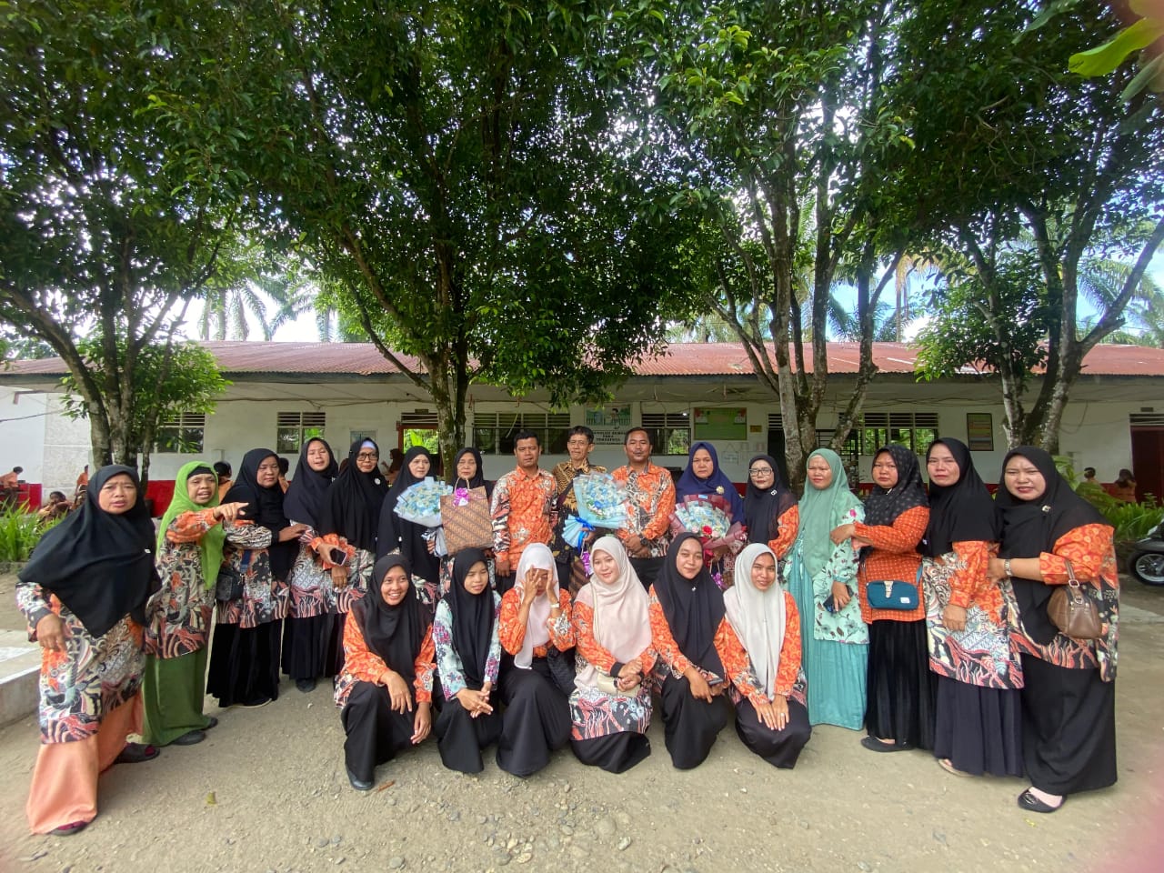 Para guru di SDN 112321 Kapung Pajak Kabupaten Labuhanbatu Utara.