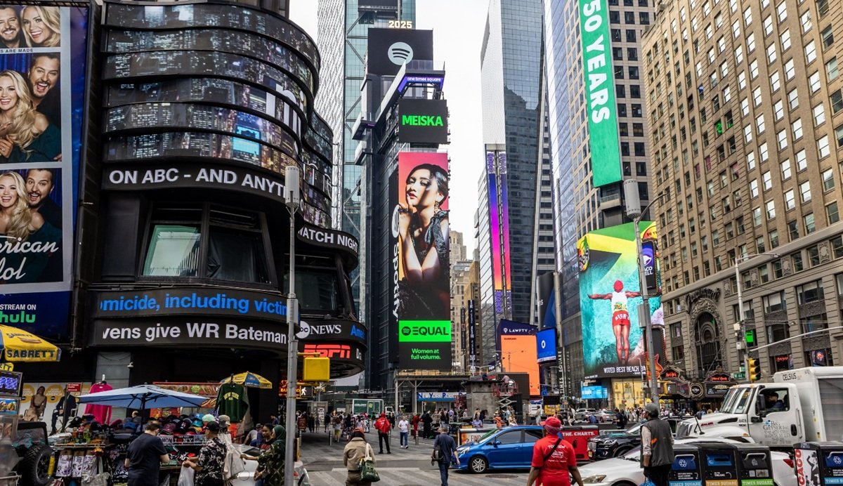 Wajah Meiska terpampang megah di billboard ikonik Times Square, New York.