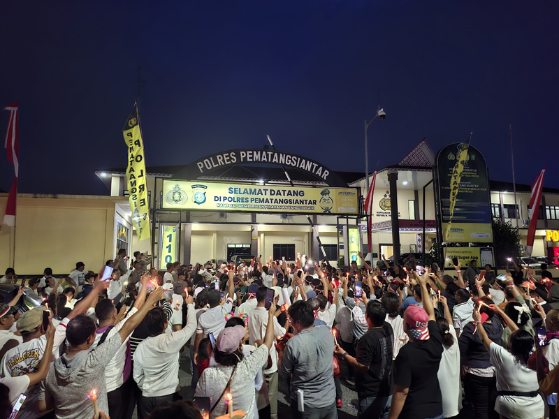 Aksi damai masyarakat Siantar dan perkumpulan marga Raja Sonang di depan Polres Siantar, Senin (23/6).