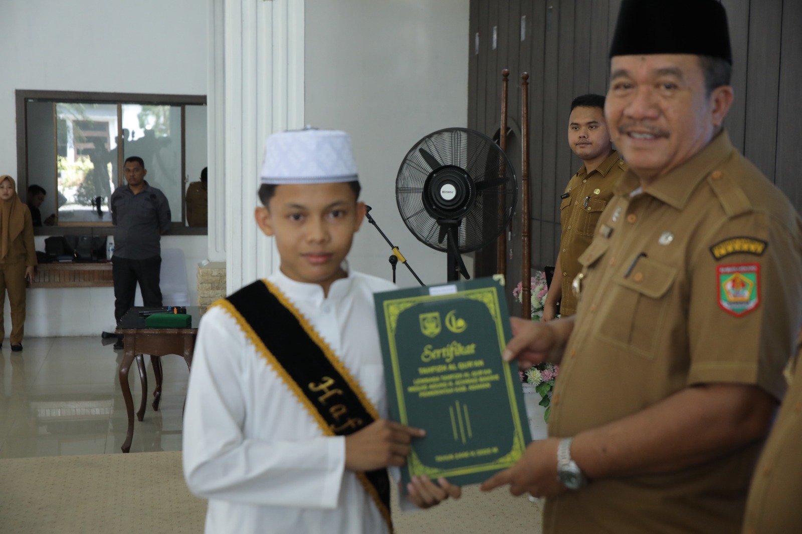 Bupati Asahan, Taufik Zainal Abidin Siregar S.Sos., M.Si, mewisuda 48 santri Lembaga Tahfizh Alquran Pemkab Asahan.