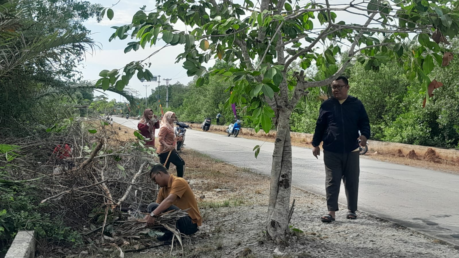 Warga Kelebuk kompak gotong royong sambut MTQ Riau ke-43 di Bengkalis.