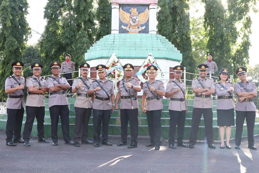 Kapolres Simalungun AKBP Marganda Aritonang bersama Kapolres Pematangsiantar AKBP Sah Udur memimpin ziarah dan tabur bunga di TMP Nagur, mengenang jasa para pahlawan menjelang Hari Bhayangkara.