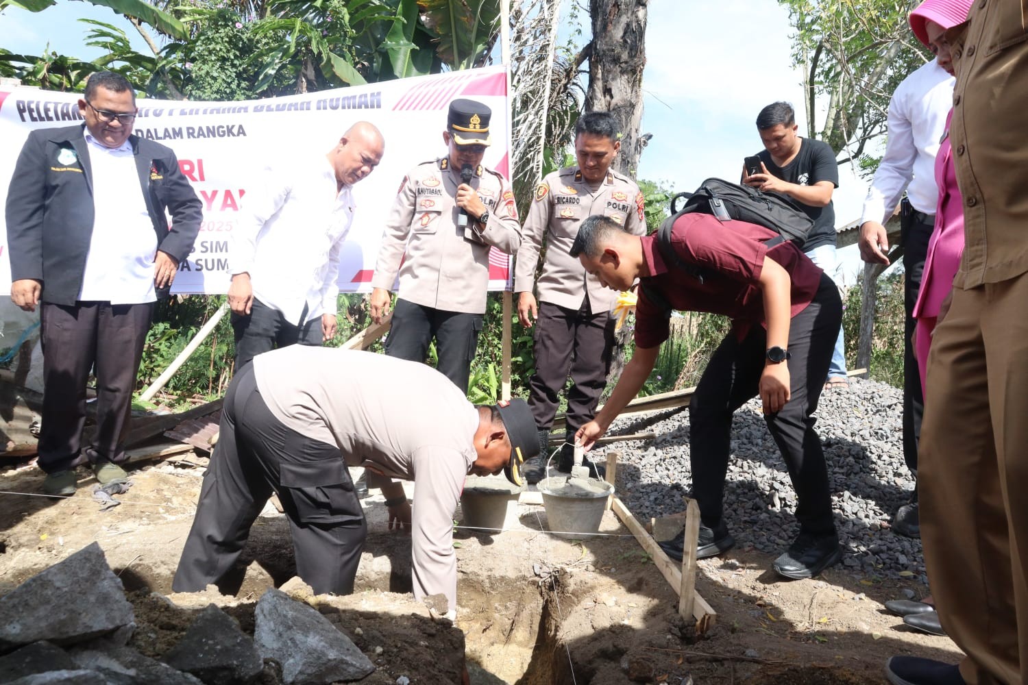 Peletakan batu pertama bedah rumah oleh Polres Simalungun.
