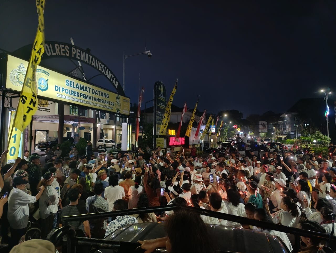 Aksi Seribu Lilin sebagai bentuk ekspresi duka atas hilangnya Iptu Tomi Samuel Marbun sejak Desember 2024 lalu.